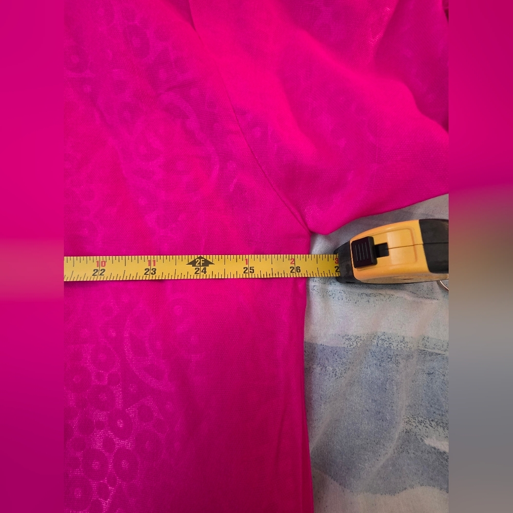 Stunning fuchsia kaftan (caftan) featuring intricate gold embroidery - Picture 7 of 11
